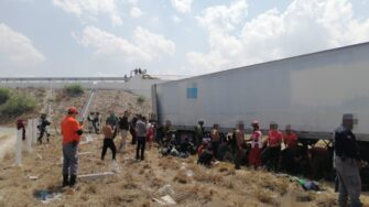 Encuentran a migrantes guatemaltecos hacinados en tráiler en México
