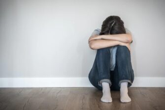 Abuela y red de trata de personas prostituían a menor de edad