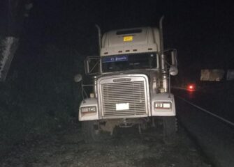 Cuatro presuntos pandillertos viajaban escondidos en un tráiler