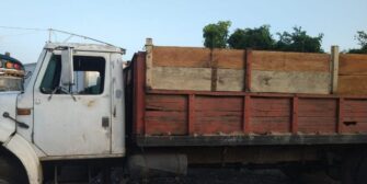 Capturan a hombre por trasladar a 49 migrantes en camión