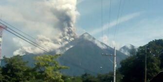 Anuncian que volcán de Fuego está aumentando de actividad
