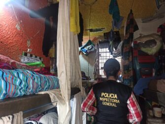 Encuentran equipo de entretenimiento y armas blancas en requisa