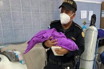Rescatan a bebé quien fue abandonada en el interior de una pila