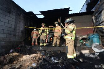 Qué hipótesis hay sobre el incendio en donde fallece una familia