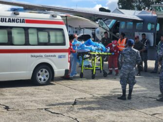 Trasladan a Estados Unidos a una estudiante afectada tras experimento en Baja Verapaz
