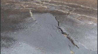 Tras gietas en carretara a El Salvador impiden paso de vehículos