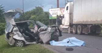 Carro liviano choca con tráiler y queda destruido