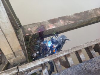 Niña muere ahogada en río al caer de motocicleta