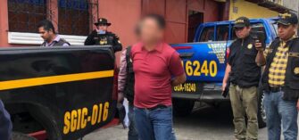 Balea a mujer por reclamarle por estacionar su carro frente a su casa