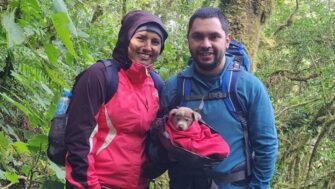 Pareja rescata a perro en volcán y le dan un hogar