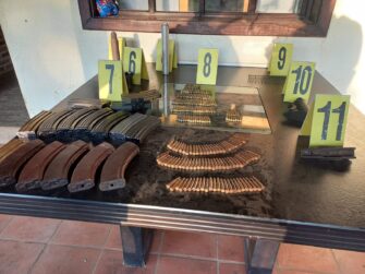HALLAN ARSENAL EN VILLA CANALES | Autoridades arrestan a un hombre y lo vinculan a un crimen