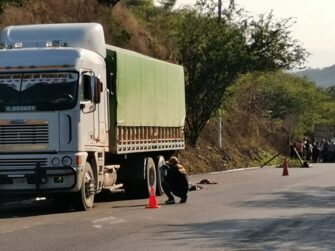 Percance mortal en ruta al Atlántico: motorista impacta detrás de camión y muere