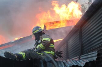 VORAZ INCENDIO EN ZONA 21 CAPITALINA | 36 viviendas de un asentamiento destruidas