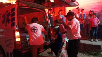 OCURRE EN CHICACAO | Puente de hamaca no soporta peso de una posada y las personas caen en río