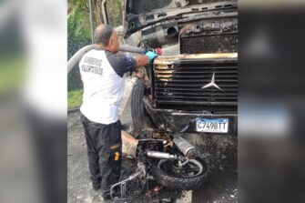 PERCANCE MORTAL EN SAN BERNARDINO | Motoristas impactan en camión y mueren
