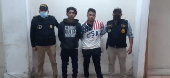 Capturados mientras robaban en un semáforo en la zona 1 de Guatemala