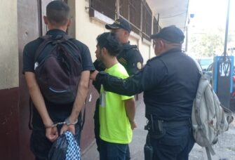 Caen asaltabuses y les incautan droga