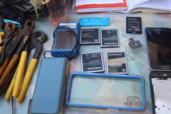 Celulares, cuchillos, herramientas y cervezas: esto halló la PNC dentro de la cárcel de Zacapa