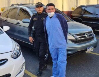 Presunto pandillero se viste como enfermero para entrar a hospital