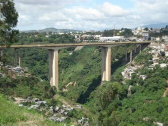 VIDEO | joven que intentaba saltar del puente El Incienso fue rescatado con éxito