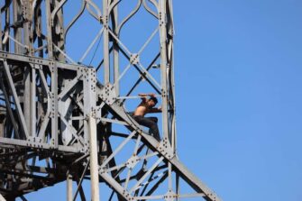 Logran salvar a hombre que intenta escalar Torre del Reformador