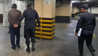 Capturado en club nocturno: hombre con cinco antecedentes penales es detenido
