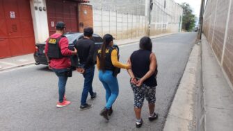 Detienen a dos sujetos que supuestamente pretendían extorsionar en San Miguel Petapa