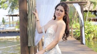 Exreina de belleza detenida en Petén por conducir vehículo robado y portar arma ilegal