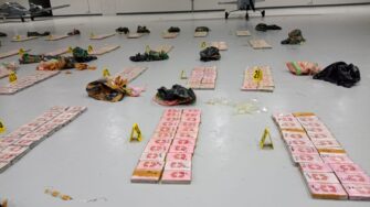 Autoridades antinarcóticas interceptan aeronave con 35 bultos con cocaína