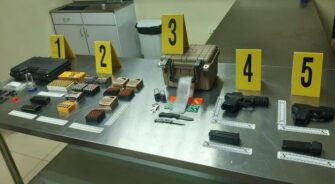 SGAIA captura en el aeropuerto La Aurora a estadounidense quien portaba dos pistolas