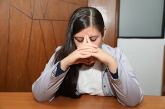 ¿Sufres de migraña? Un especialista en neurología explica sus causas y tratamientos