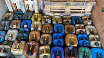 En allanamiento se encuentran recipientes con diésel, sin contar con los requisitos de ley