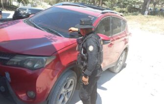 Capturan a mujer por portar arma ilegal y encuentra vehículo robado en San Benito, Petén