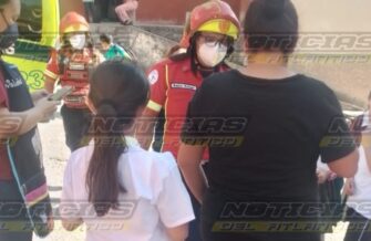 arios estudiantes auxiliados por Bomberos tras ser afectados por bomba de gas lacrimógeno en escuela