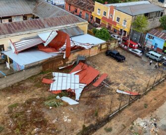 ESTRAGOS POR LLUVIAS | Colapsa estructura de centro educativo