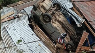 Vehículo cae sobre vivienda en Santa Catarina Pinula