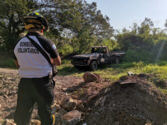 Encuentran cadáver envuelto en sábanas en vehículo incendiado en Palín, Escuintla
