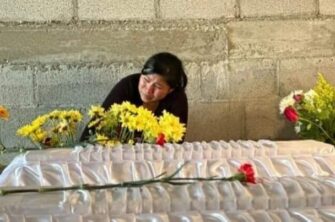 Trasladan a madre a hospital, horas después de que sus tres hijos fueran asesinados