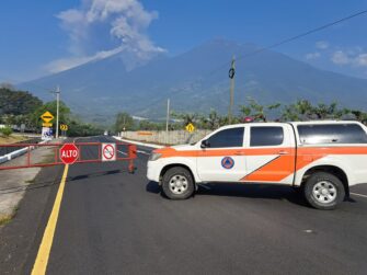 Cierran carretera nacional por actividad eruptiva del volcán de Fuego
