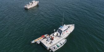 Ejército de Guatemala intercepta embarcación con 45 tulas con posible droga