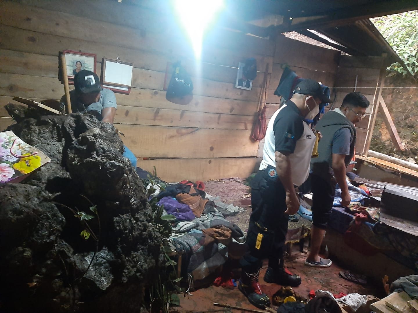 Padre e hija mueren tras caer una roca en su vivienda en una aldea de ...