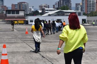 Retornan 89 mujeres migrantes guatemaltecas a Guatemala