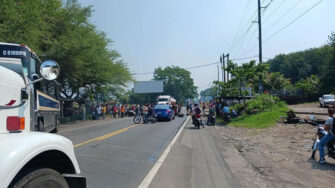 Pobladores que extraen arena y piedrín el río Samalá bloquean ruta CA-2 Occidente