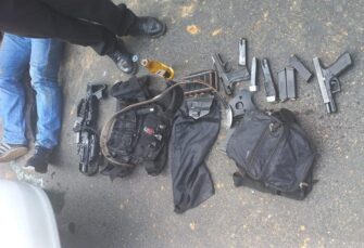 Persecución en carretera a El Salvador: Dos detenidos con armas de fuego y chalecos tácticos