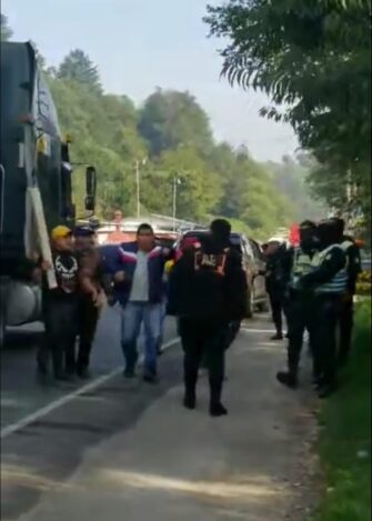 HUYEN PARA SALVARSE | Pobladores acorralan y agreden a policías