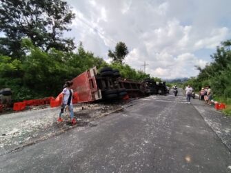 Camión de bebidas carbonatadas vuelca sobre la RN 14 en San Juan Alotenango, Sacatepéquez