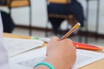 Crean el programa de becas Bicentenario para estudiantes de escasos recursos