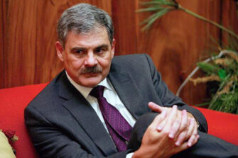 Exministro de Finanzas y fundador de Movimiento Semilla se exilia; indica que por persecución política