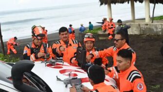 Tres hermanas arrastradas por una ola en Iztapa