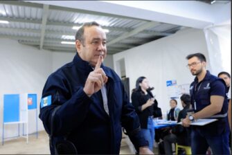 Presidente Giammattei Invita a Bernardo Arévalo a iniciar transición